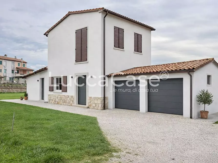 Immagine 4 di Rustico / casale in vendita  a Lucca