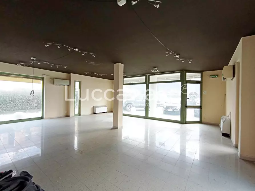 Immagine 1 di Locale commerciale in affitto  a Capannori