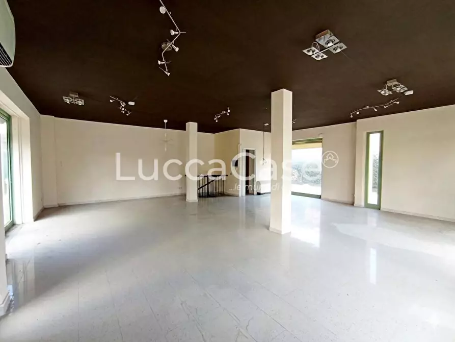 Immagine 3 di Locale commerciale in affitto  a Capannori