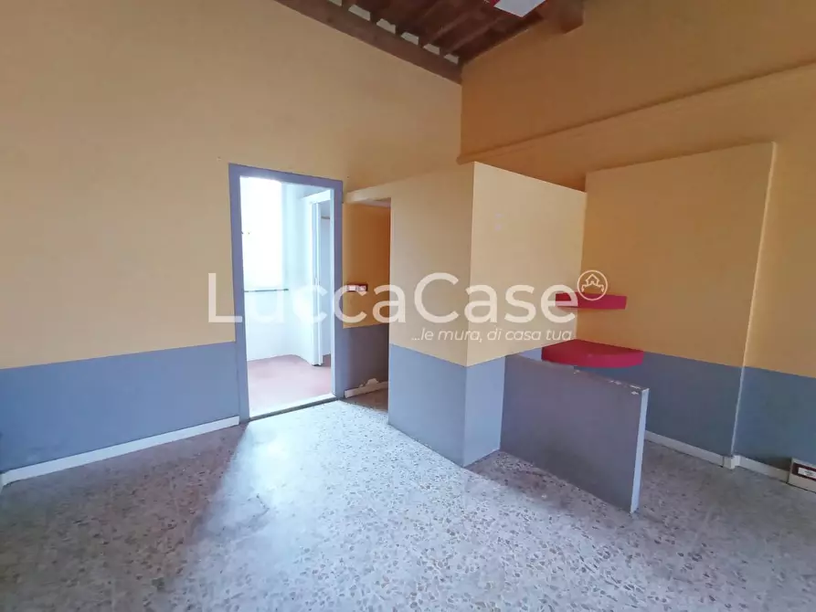 Immagine 3 di Locale commerciale in affitto  a Lucca