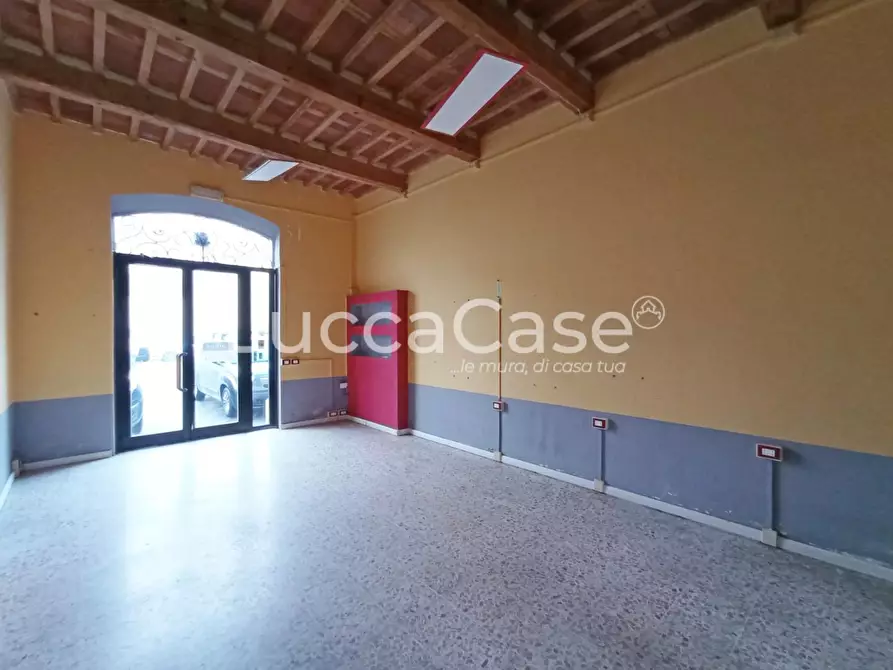 Immagine 6 di Locale commerciale in affitto  a Lucca