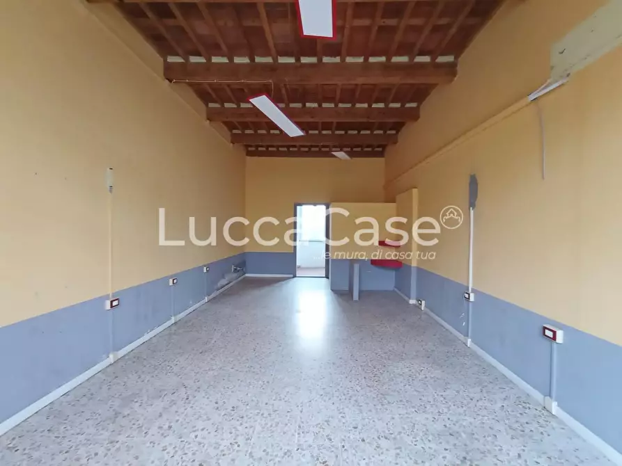 Immagine 4 di Locale commerciale in affitto  a Lucca