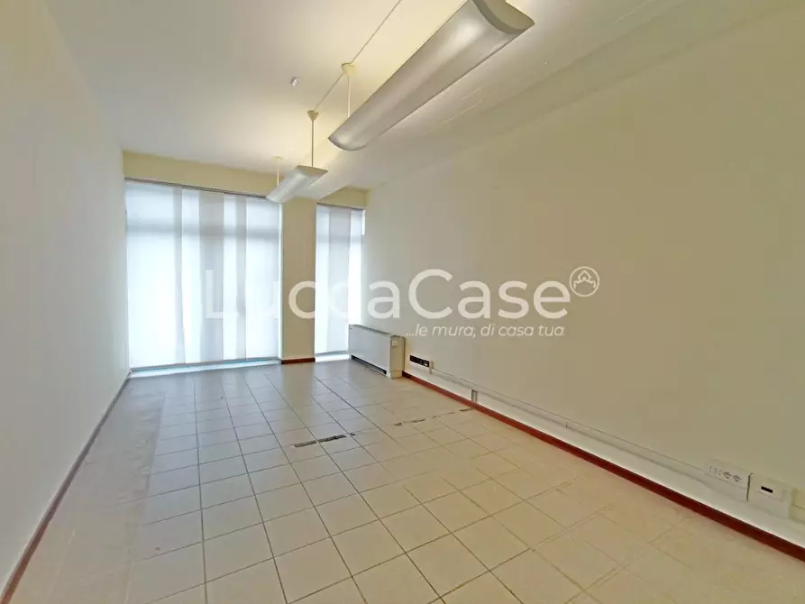 Immagine 11 di Locale commerciale in affitto  a Lucca