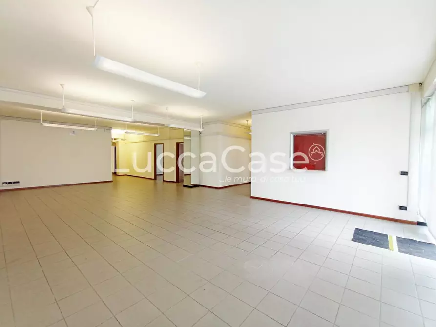 Immagine 3 di Locale commerciale in affitto  a Lucca