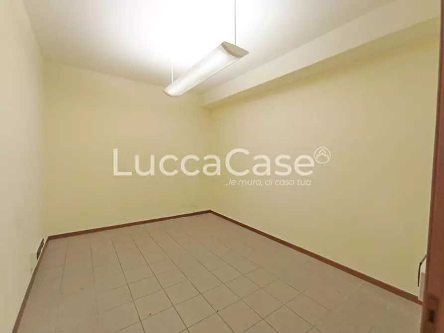Immagine 7 di Locale commerciale in affitto  a Lucca