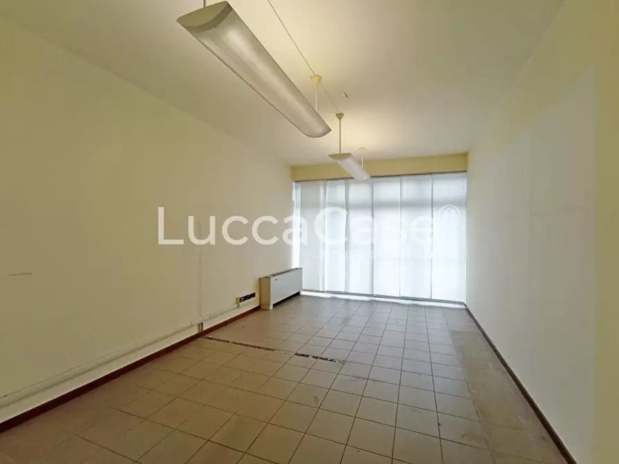 Immagine 5 di Locale commerciale in affitto  a Lucca