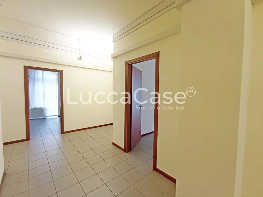 Immagine 9 di Locale commerciale in affitto  a Lucca