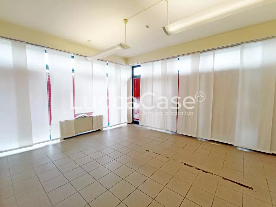 Immagine 12 di Locale commerciale in affitto  a Lucca