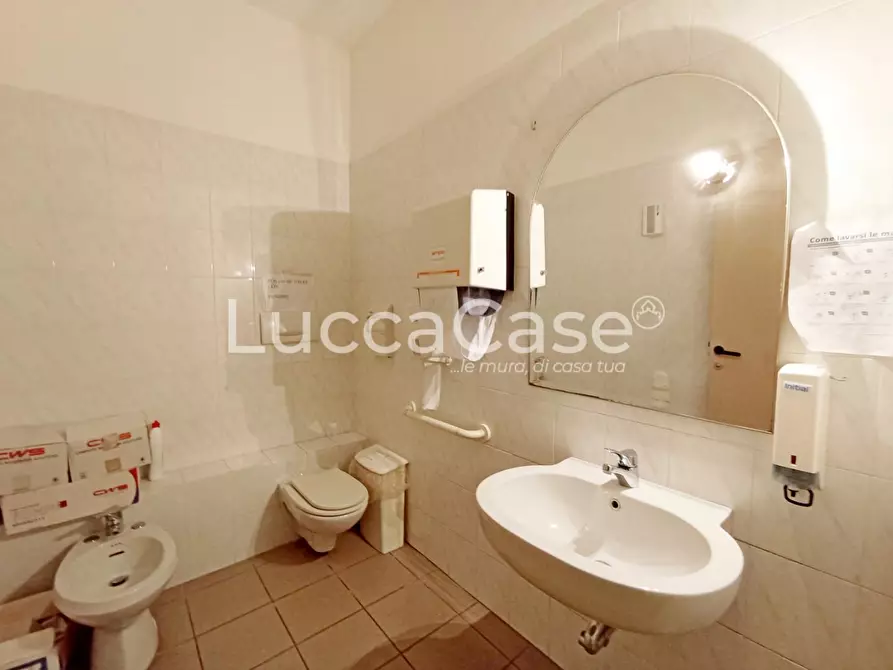 Immagine 14 di Locale commerciale in affitto  a Lucca