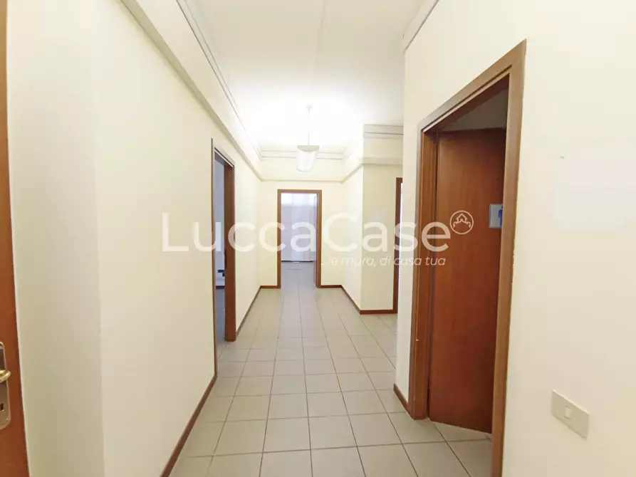 Immagine 13 di Locale commerciale in affitto  a Lucca