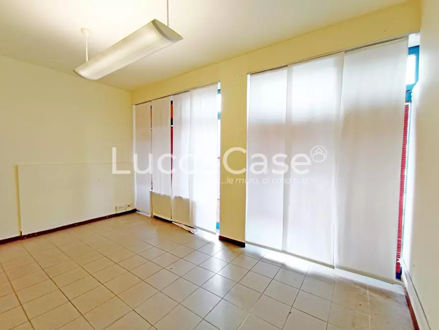 Immagine 10 di Locale commerciale in affitto  a Lucca