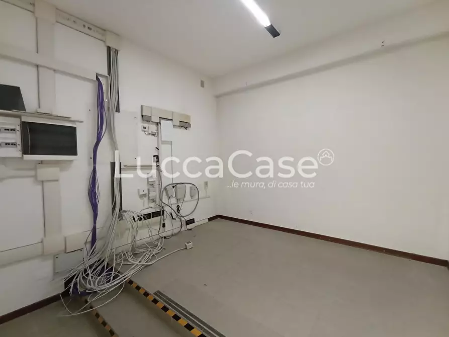 Immagine 16 di Locale commerciale in affitto  a Lucca