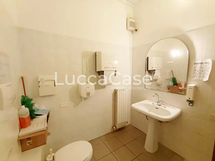 Immagine 15 di Locale commerciale in affitto  a Lucca