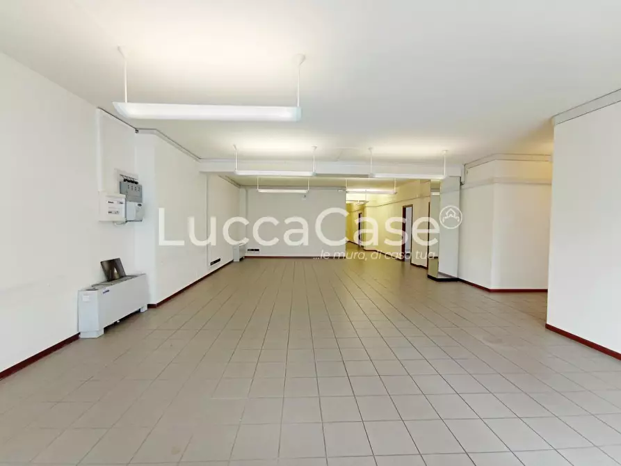 Immagine 1 di Locale commerciale in affitto  a Lucca