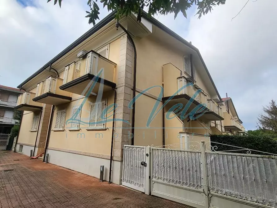 Immagine 2 di Appartamento in vendita  a Massa