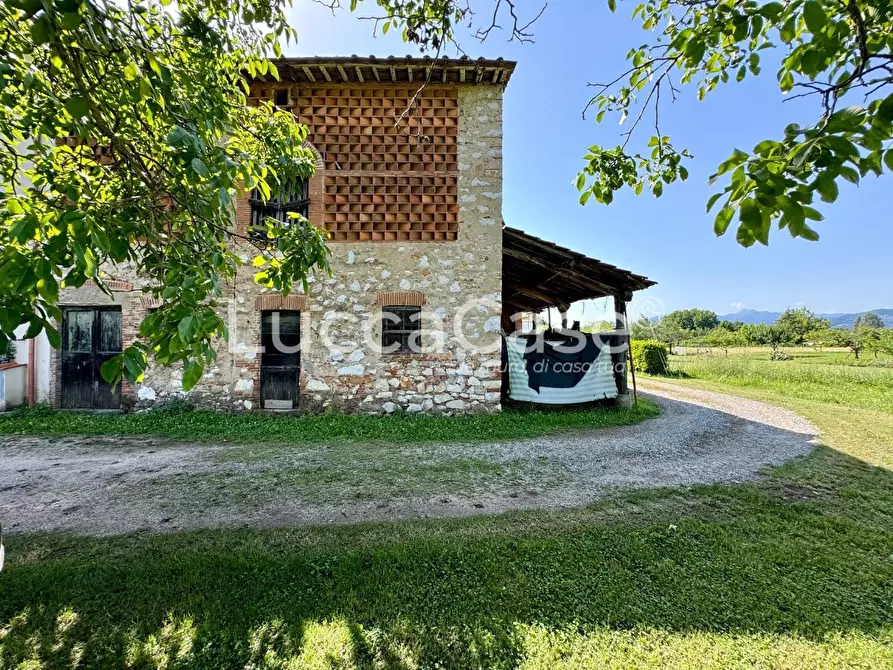 Immagine 2 di Rustico / casale in vendita  a Lucca