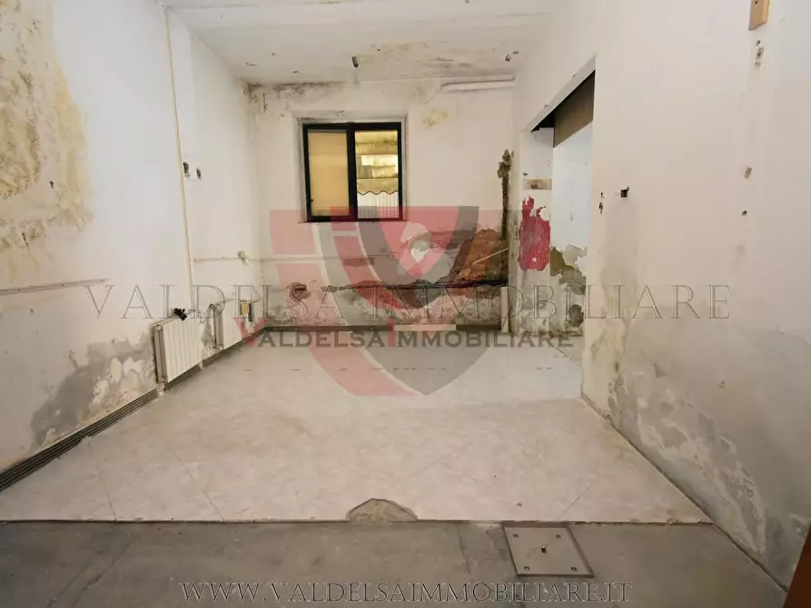 Immagine 2 di Negozio in vendita  a Poggibonsi