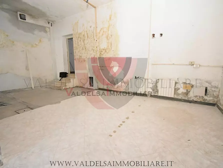 Immagine 4 di Negozio in vendita  a Poggibonsi