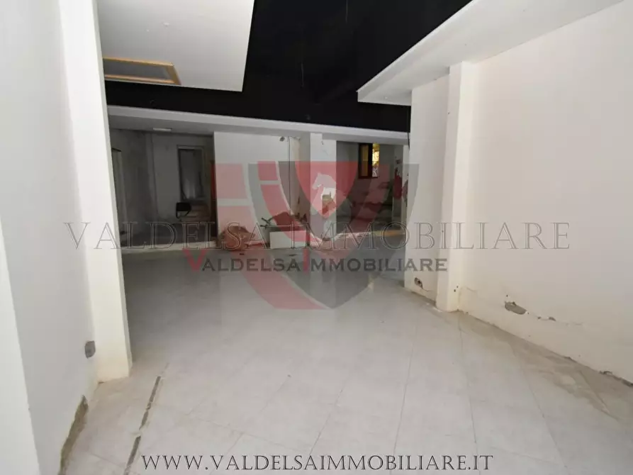 Immagine 3 di Negozio in vendita  a Poggibonsi