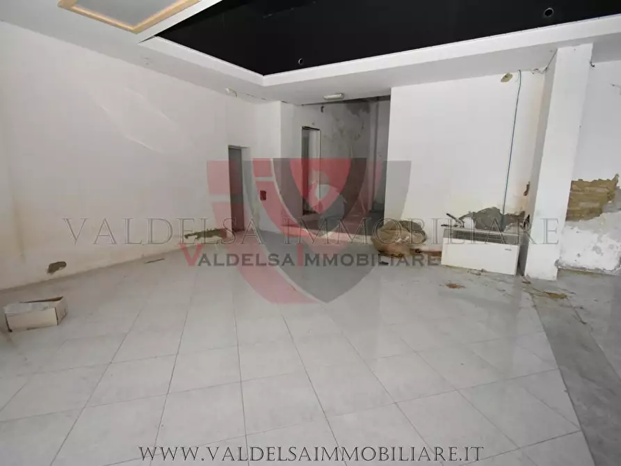 Immagine 6 di Negozio in vendita  a Poggibonsi