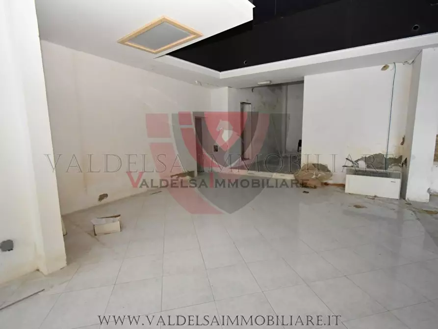 Immagine 4 di Negozio in vendita  a Poggibonsi