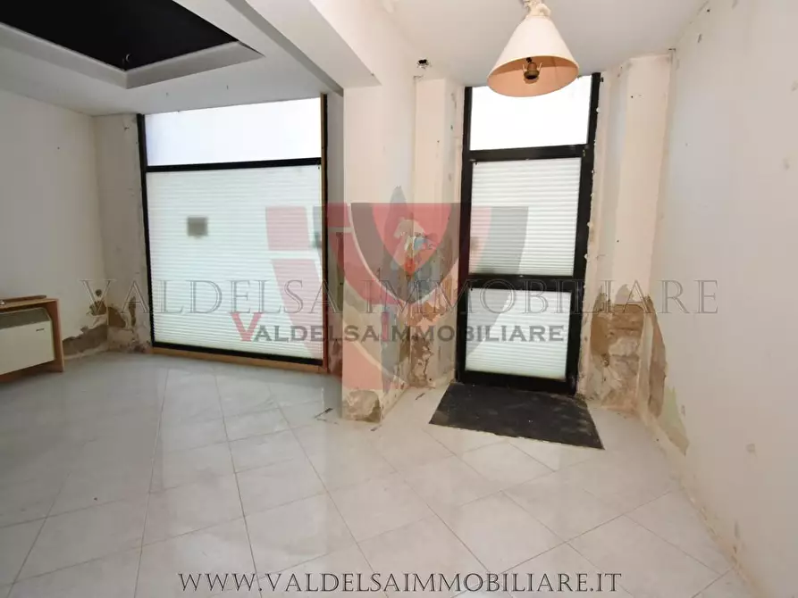 Immagine 5 di Negozio in vendita  a Poggibonsi