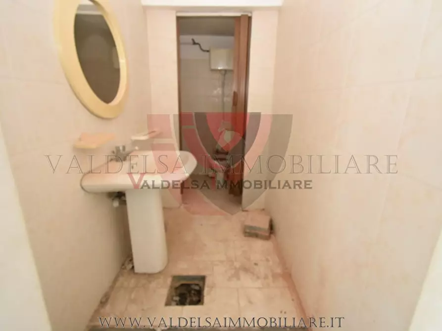 Immagine 7 di Negozio in vendita  a Poggibonsi