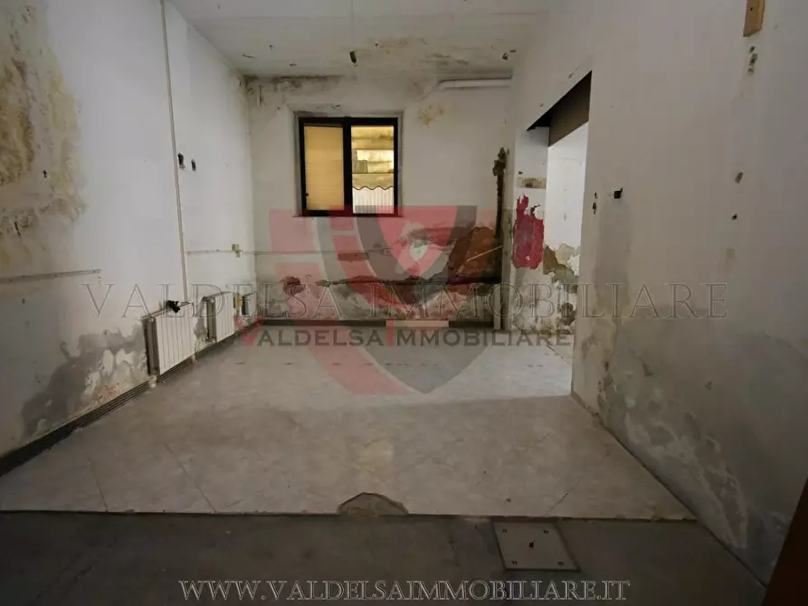 Immagine 12 di Negozio in vendita  a Poggibonsi