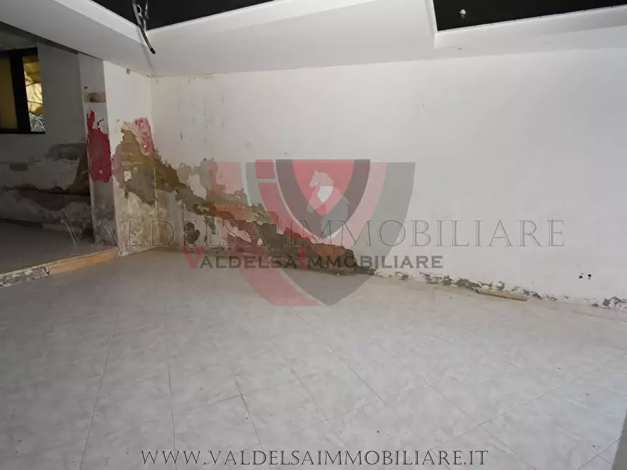 Immagine 11 di Negozio in vendita  a Poggibonsi