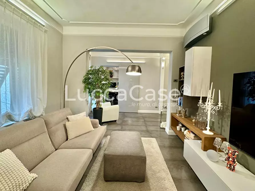 Immagine 11 di Appartamento in vendita  a Lucca