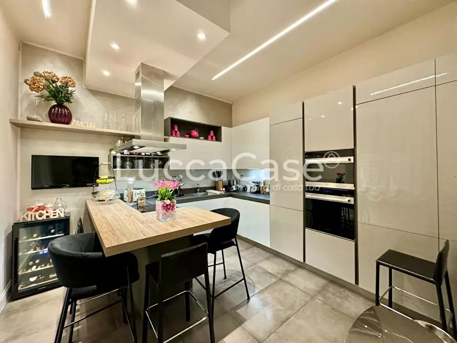 Immagine 13 di Appartamento in vendita  a Lucca