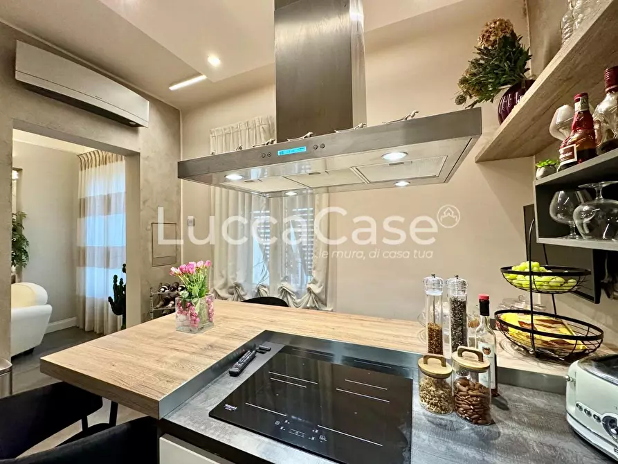 Immagine 17 di Appartamento in vendita  a Lucca