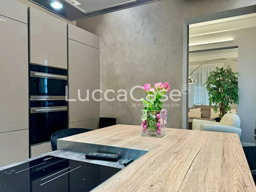 Immagine 19 di Appartamento in vendita  a Lucca