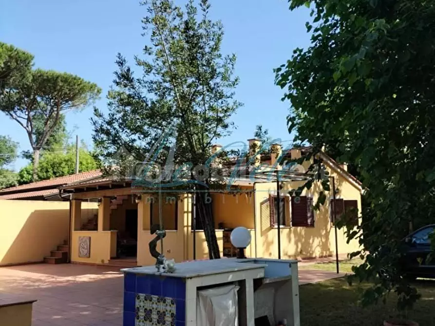 Immagine 2 di Casa bifamiliare in vendita  a Massa