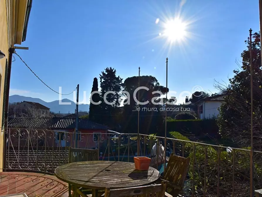 Immagine 2 di Appartamento in vendita  a Lucca