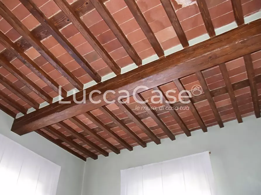 Immagine 11 di Appartamento in vendita  a Lucca