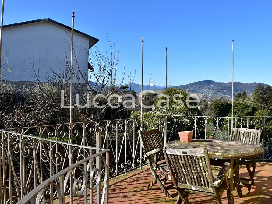 Immagine 4 di Appartamento in vendita  a Lucca