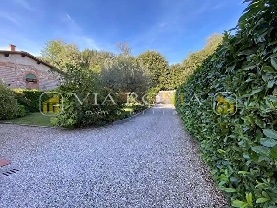 Immagine 36 di Villa in vendita  a Capannori