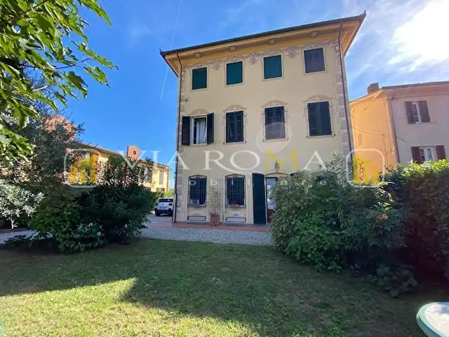 Immagine 40 di Villa in vendita  a Capannori