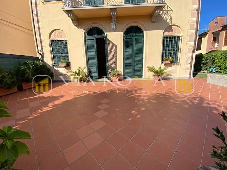 Immagine 33 di Villa in vendita  a Capannori