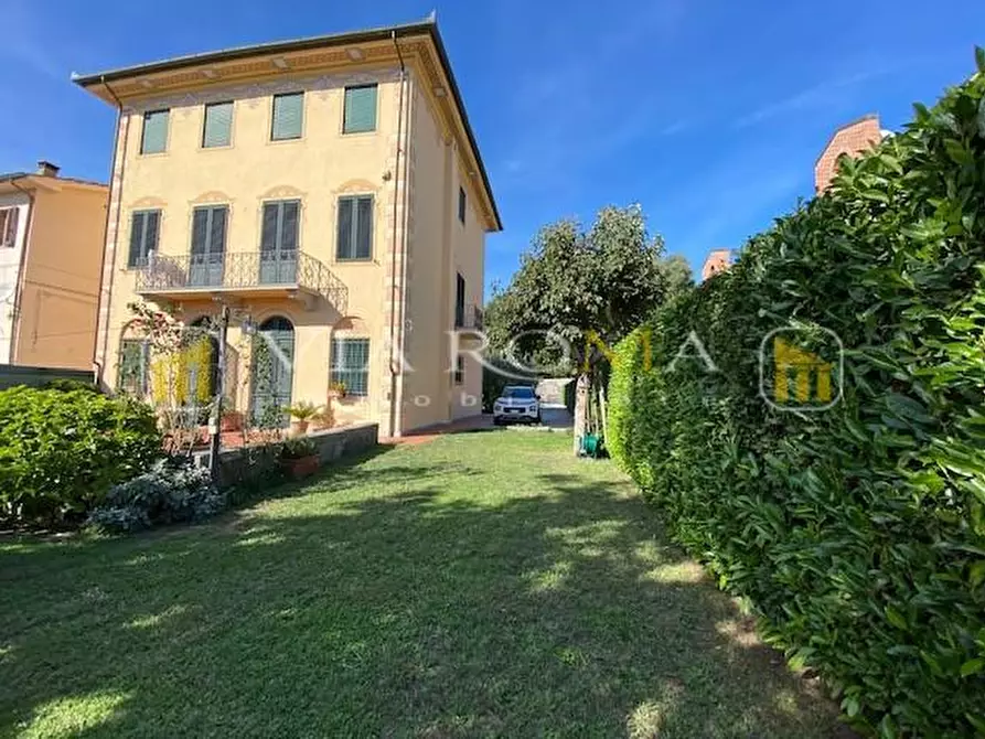 Immagine 34 di Villa in vendita  a Capannori