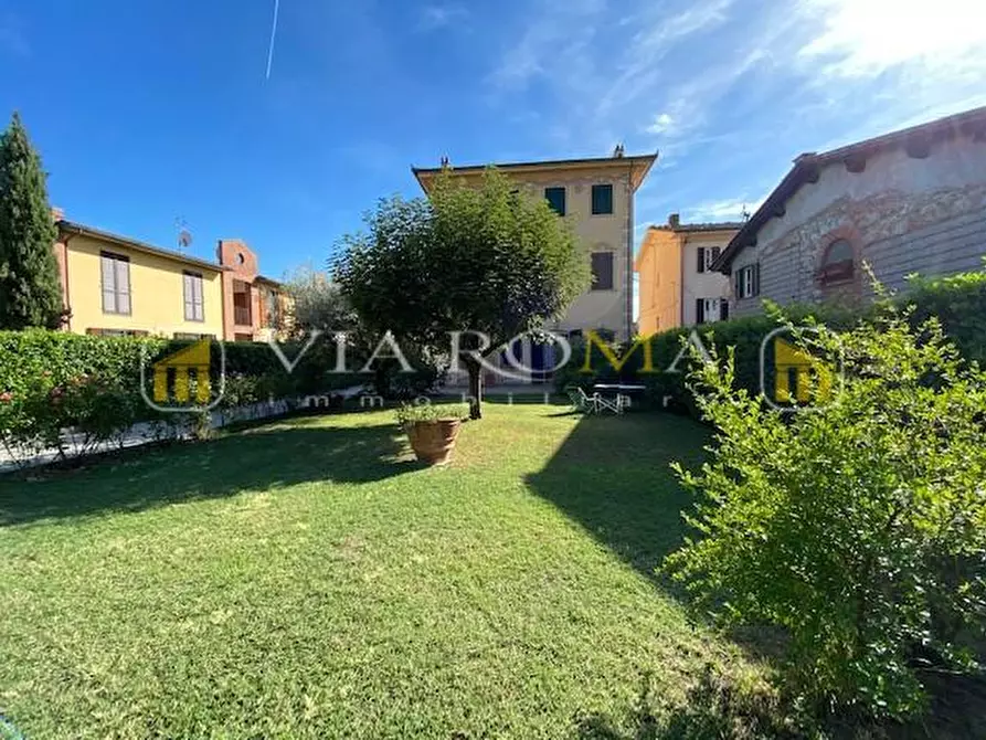 Immagine 39 di Villa in vendita  a Capannori