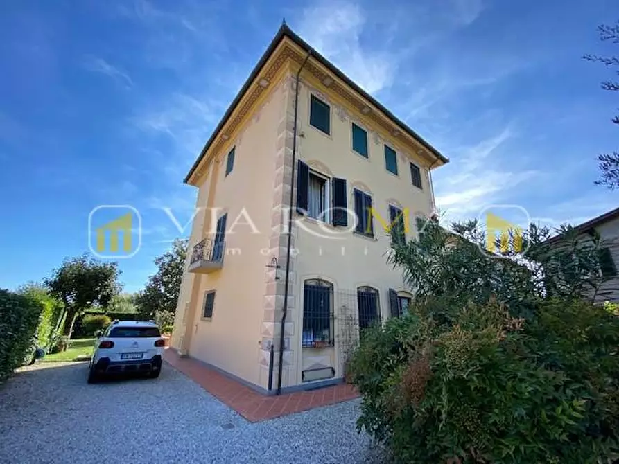 Immagine 37 di Villa in vendita  a Capannori
