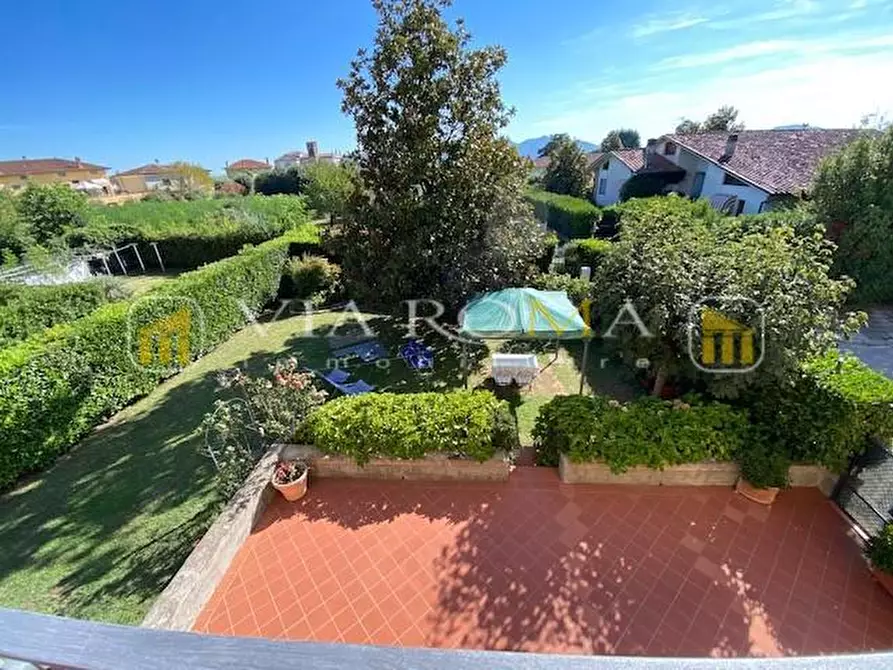 Immagine 2 di Villa in vendita  a Capannori