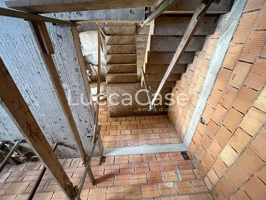 Immagine 14 di Villa in vendita  a Capannori