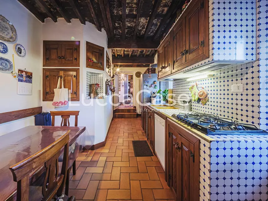 Immagine 10 di Appartamento in vendita  a Lucca