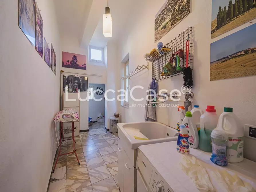 Immagine 37 di Appartamento in vendita  a Lucca