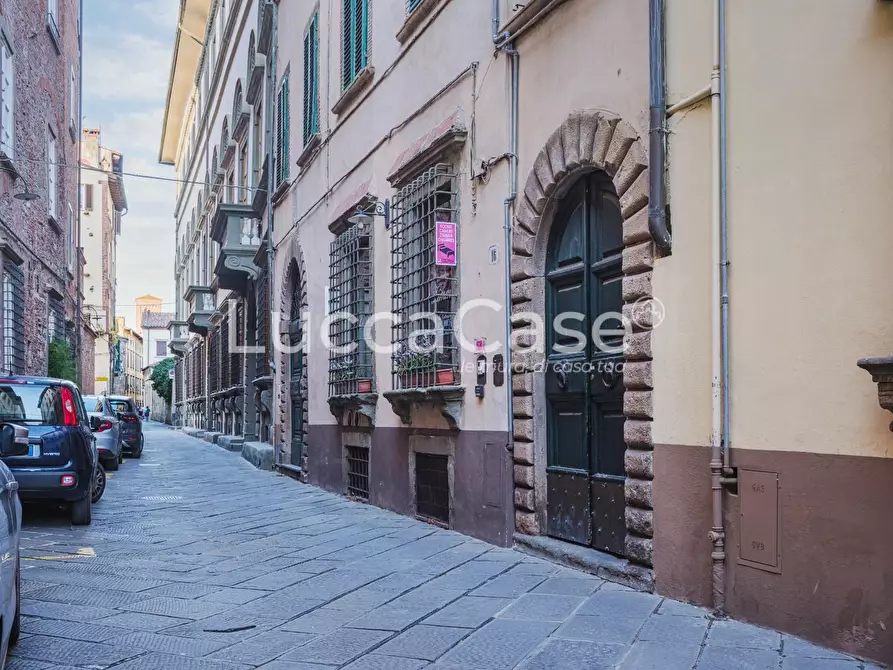 Immagine 34 di Appartamento in vendita  a Lucca