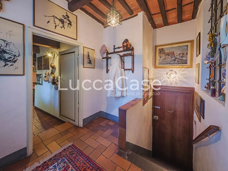 Immagine 12 di Appartamento in vendita  a Lucca