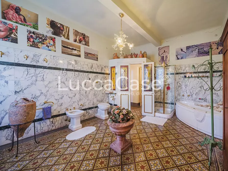 Immagine 22 di Appartamento in vendita  a Lucca